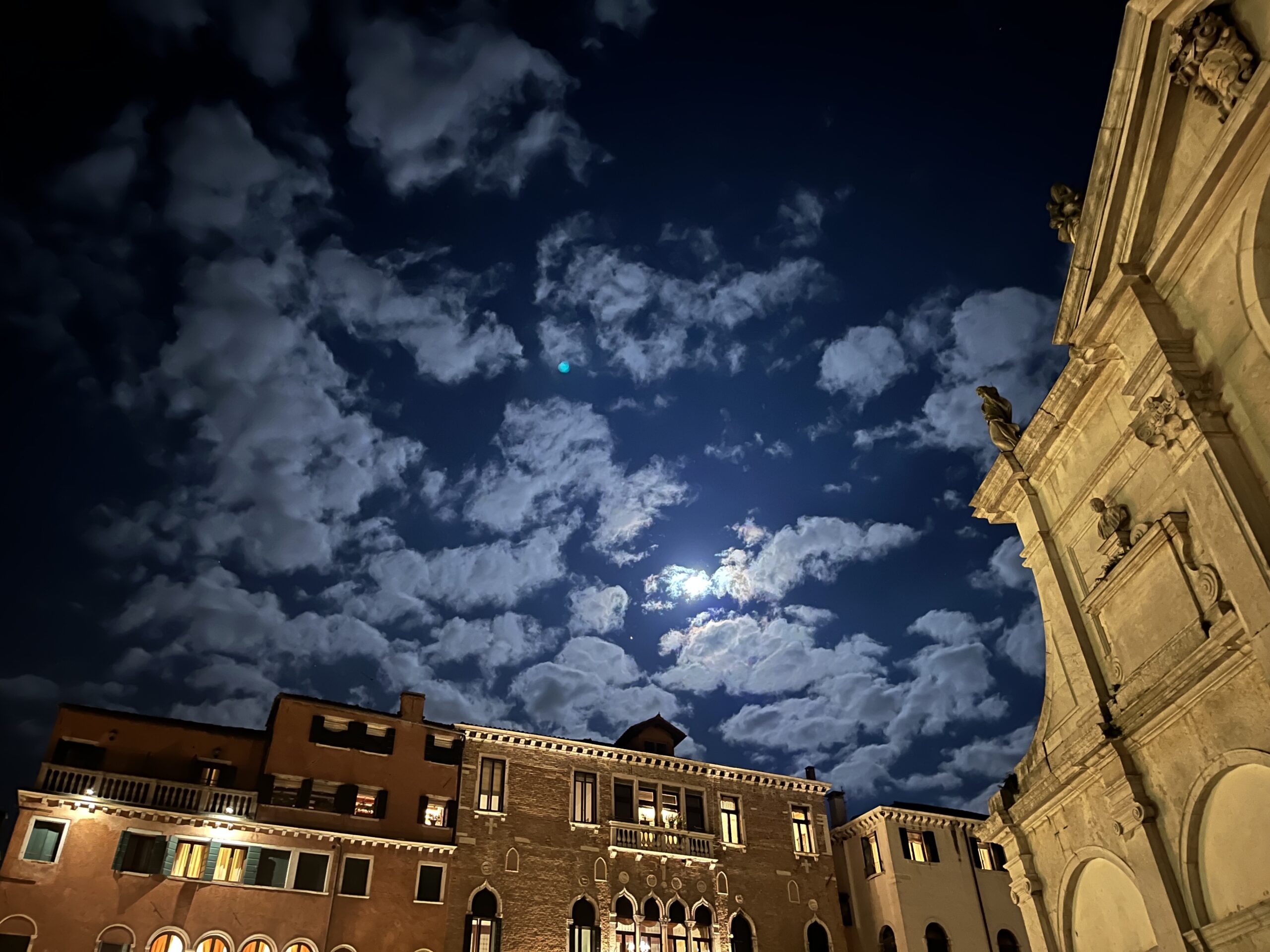 Cielo scuro e nuvole sul Campo Santa Maria Formosa con un angolo di chiesa